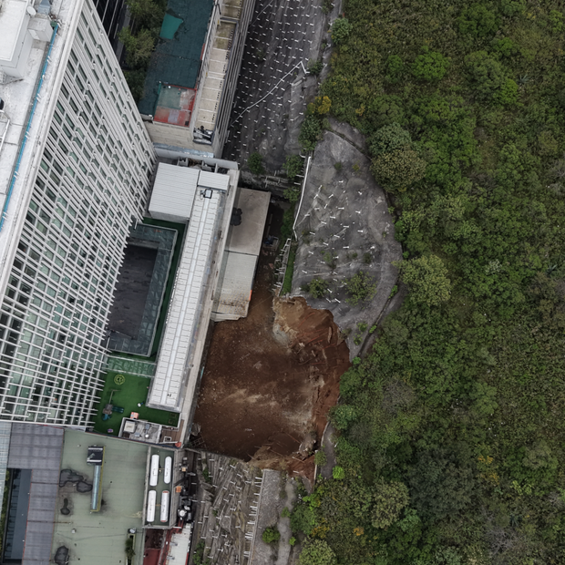 Se desgaja talud detrás de centro comercial en Santa Fe