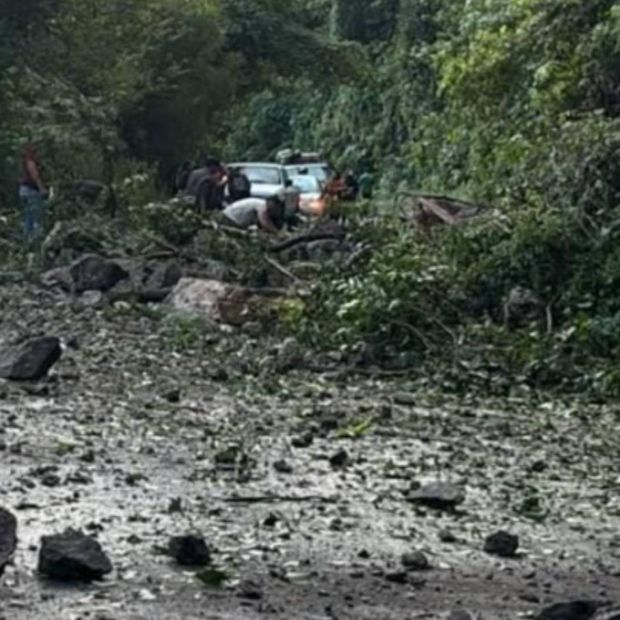 Un derrumbe de piedras y tierra cerró la carretera Xalapa-Totutla, dejando a decenas de automovilistas varados