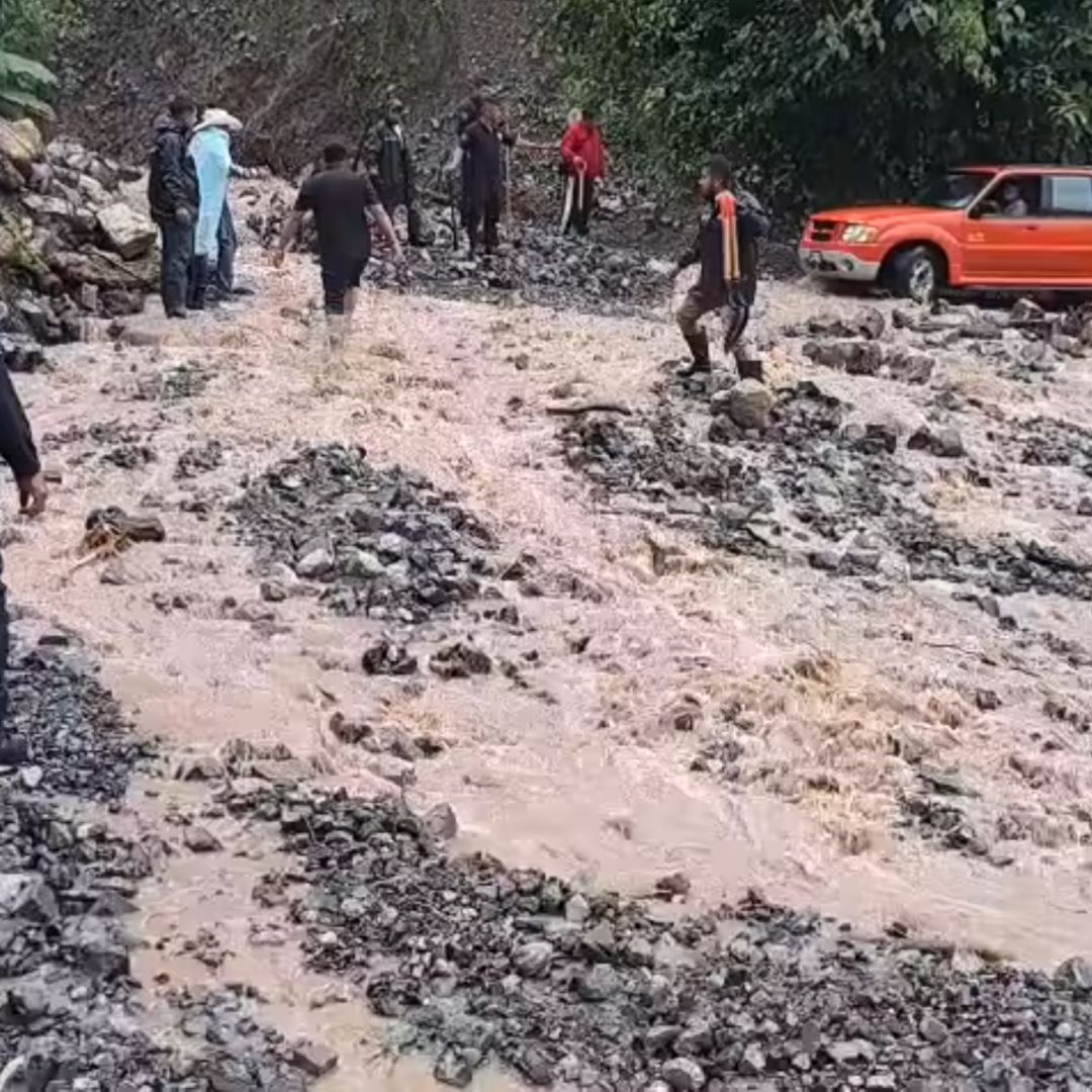 Lluvias Deslave Rocas Camino Cuautepec Tlacuilotepec Sierra Norte Puebla