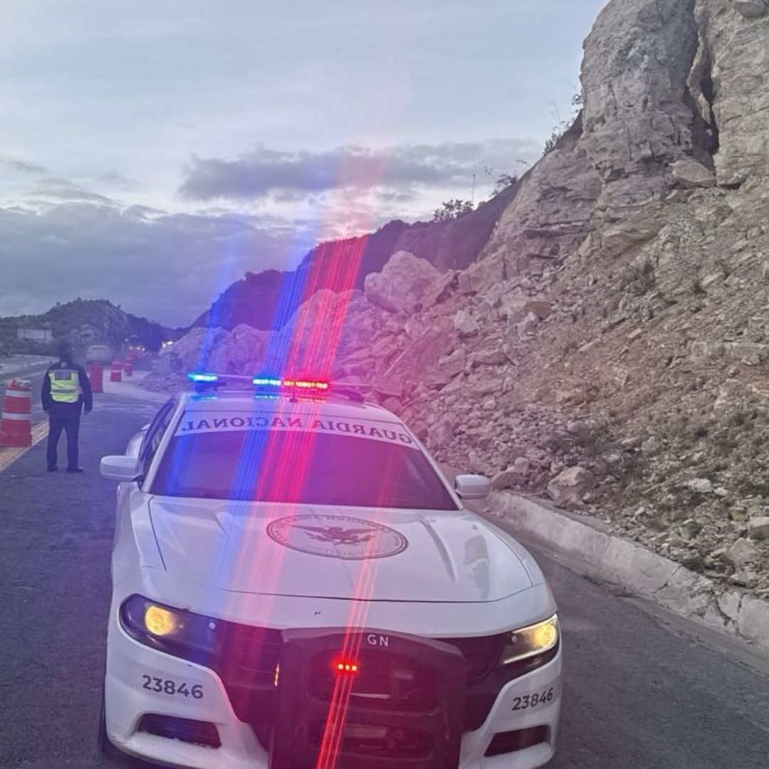 Rocas y tierra invadieron un carril de la autopista.