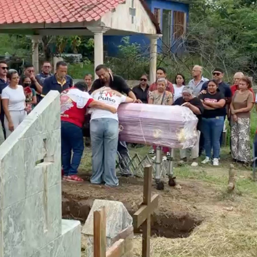 Dan el último adiós a la comunicadora Roxana Guzmán en Nanchital