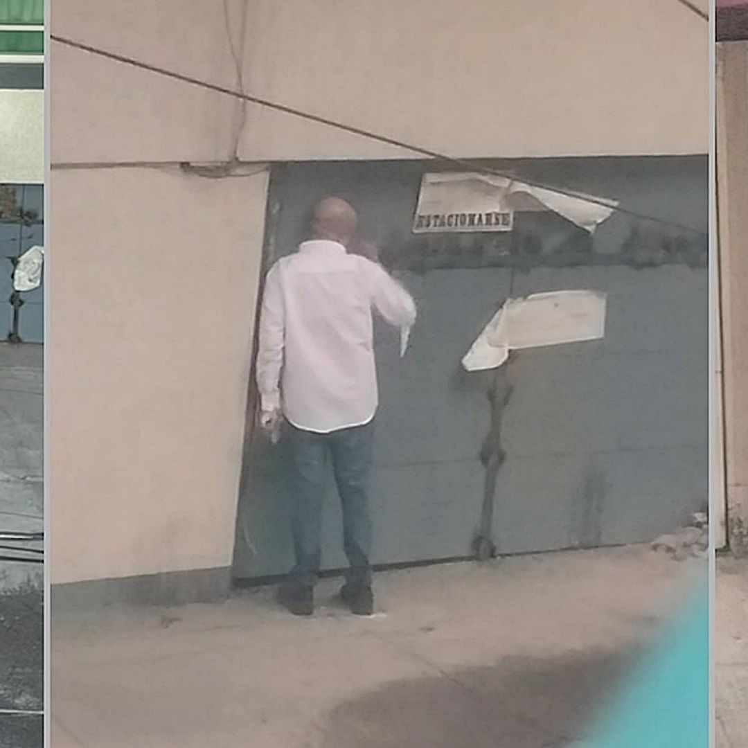 Persona rompe sellos de casa asegurada por despojo en CDMX. Foto: Captura de pantalla