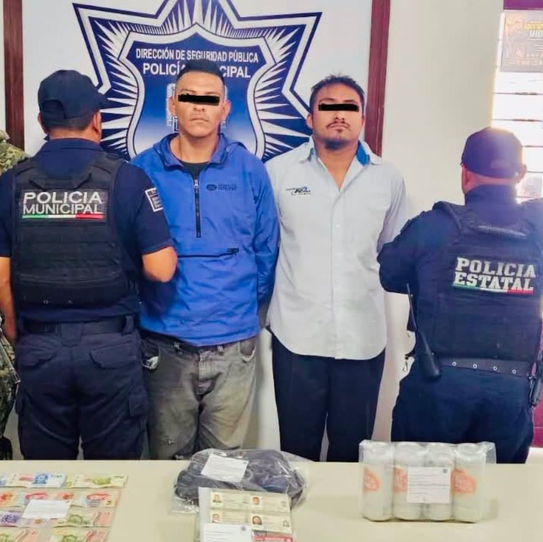 Dos detenidos por asalto en tienda de auto servicio en Puebla.