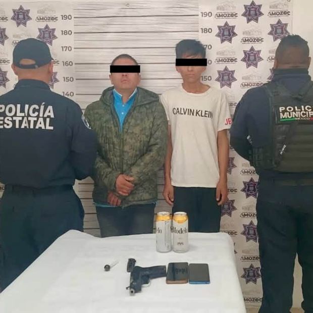 Los hombres tenían una réplica de arma de fuego y una navaja.