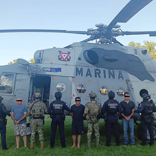 Detenidos durante cateo en Michoacán. Foto: X @GabSeguridadMX