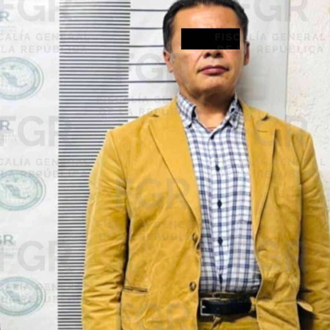 Exfuncionario de SAT detenido por presunto enriquecimiento ilícito. Foto: FGR