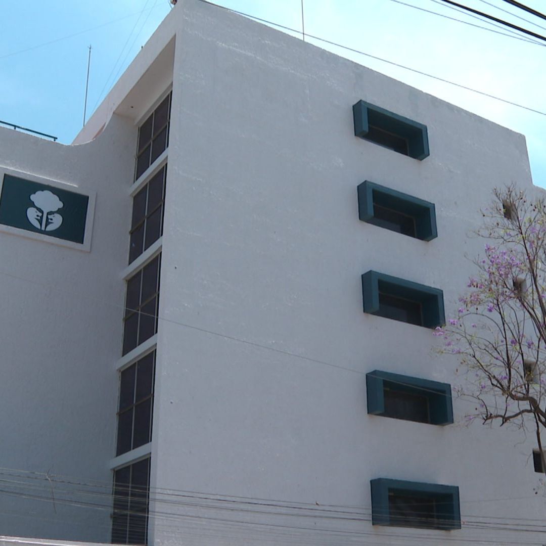 Detienen a dos expolicías señalados de desaparición forzada.