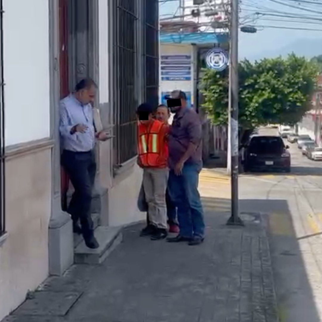 Detenido ingresando a las oficinas de la fiscalía en la zona centro de Veracruz
