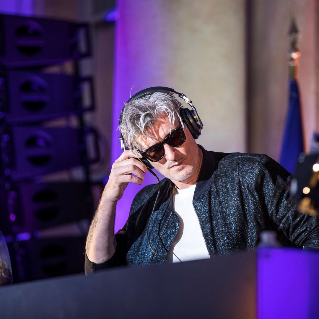 DJ Kavinsky se presenta durante evento en París el 21 de junio de 2018.