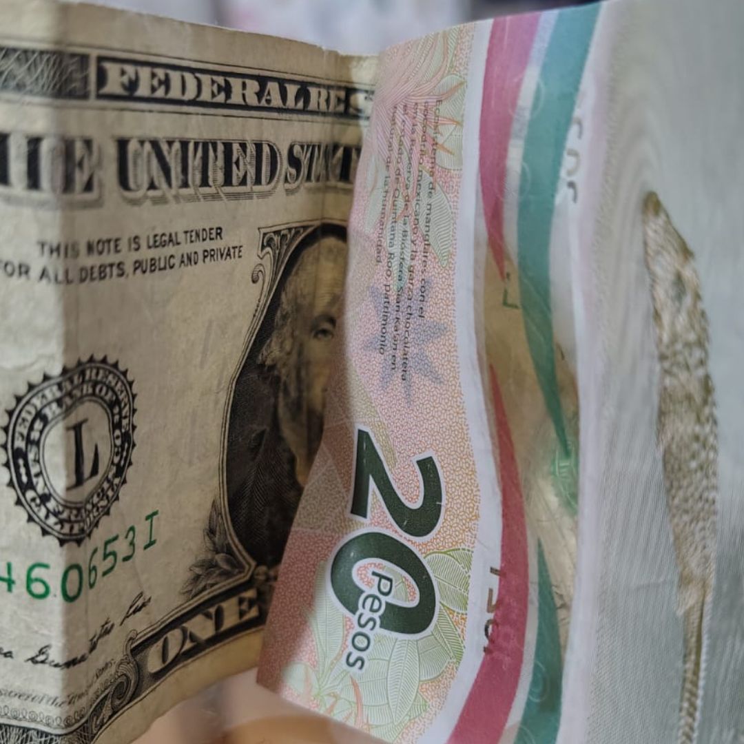 BIllete de un dólar estadounidense y un billete de 20 pesos mexicanos
