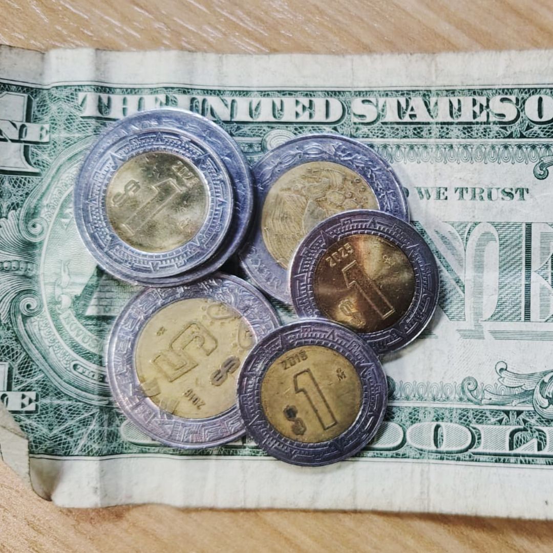 BIllete de un dólar estadounidense y pesos mexicanos