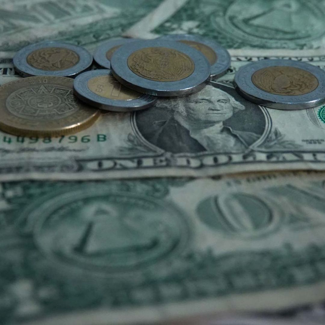 Dólares y pesos mexicanos.
