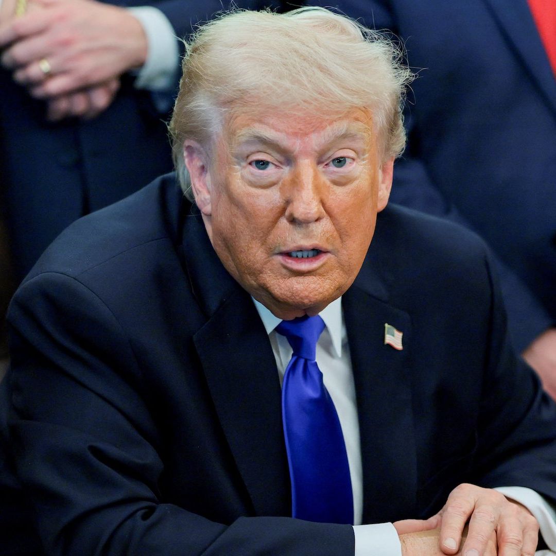 Trump en la Oficina Oval durante firma de ley para restituir de fondos al DHS