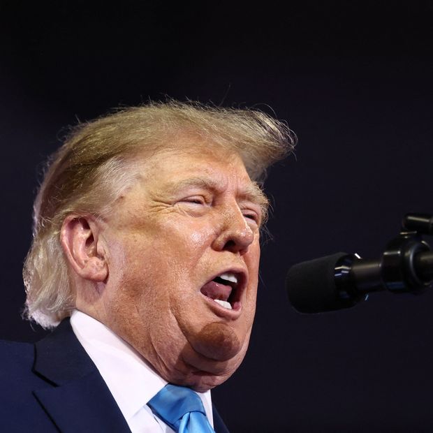 Donald Trump habla con un dedo levantado durante un discurso