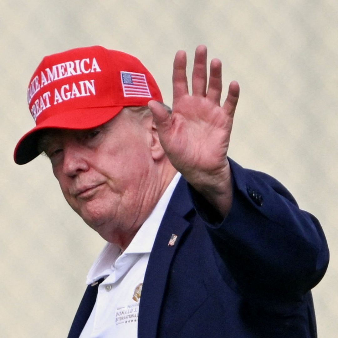 Donald Trump saluda mientras camina desde el Marine One hacia un vehículo en The Ellipse, cerca de la Casa Blanca. Foto: Reuters