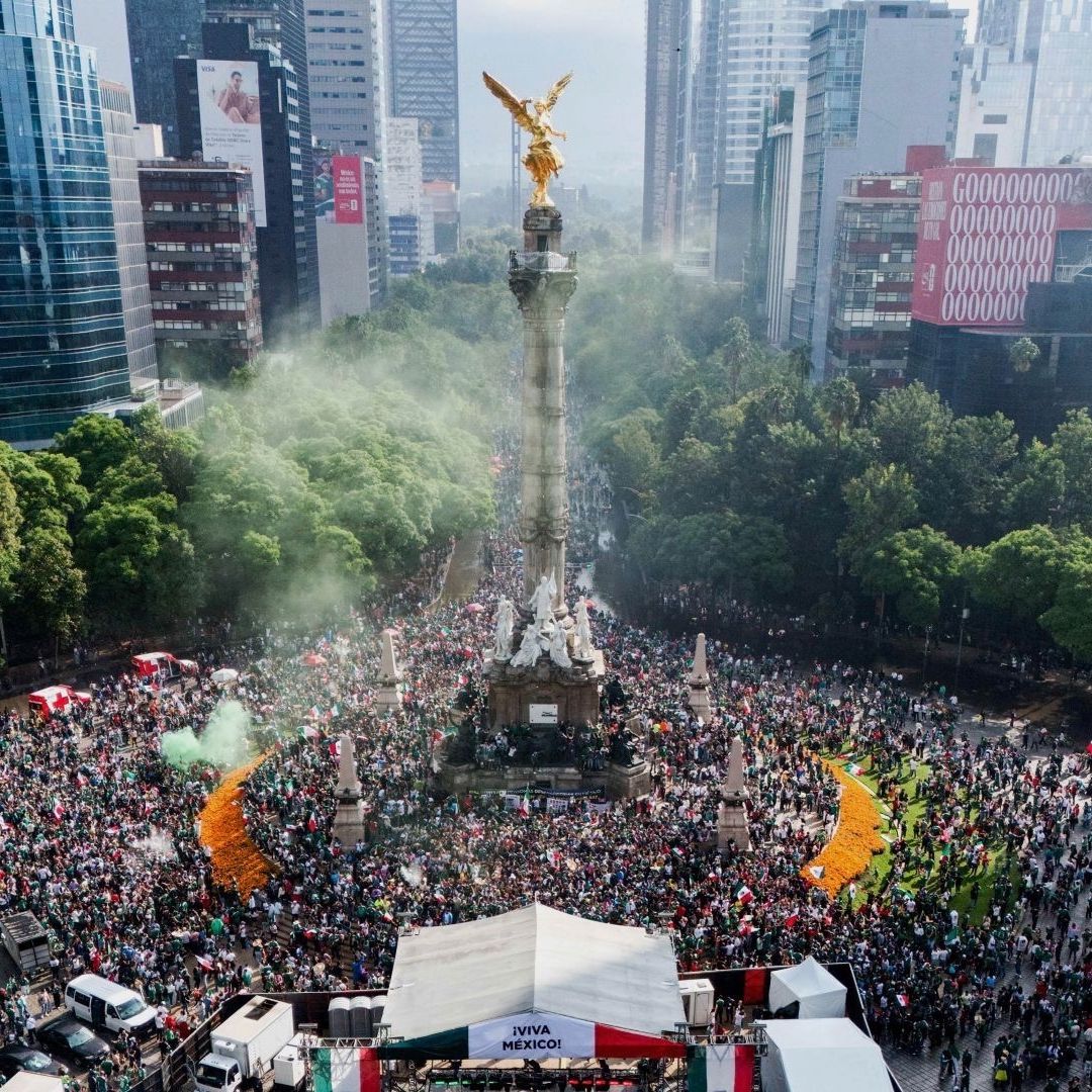 El Ángel de la Independencia tras triunfo de México