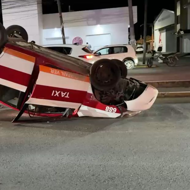 Dos Mujeres Resultan Lesionadas tras Volcadura de un Taxi en Tuxpan, Veracruz