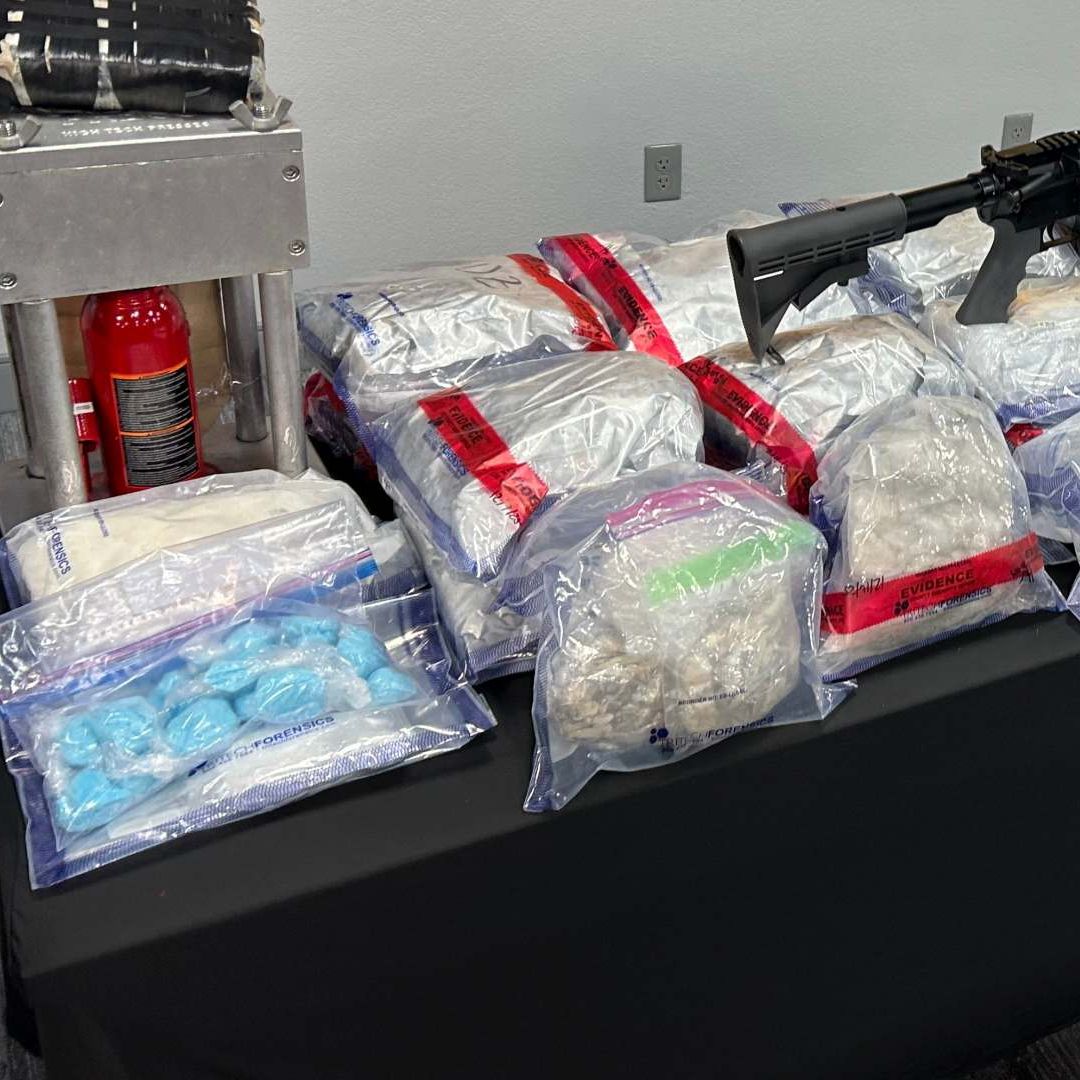 Fentanilo, cocaína, metanfetamina, éxtasis y marihuana decomisados en Florida, EUA, en marzo 2026. Foto: USA TODAY Network vía Reuters