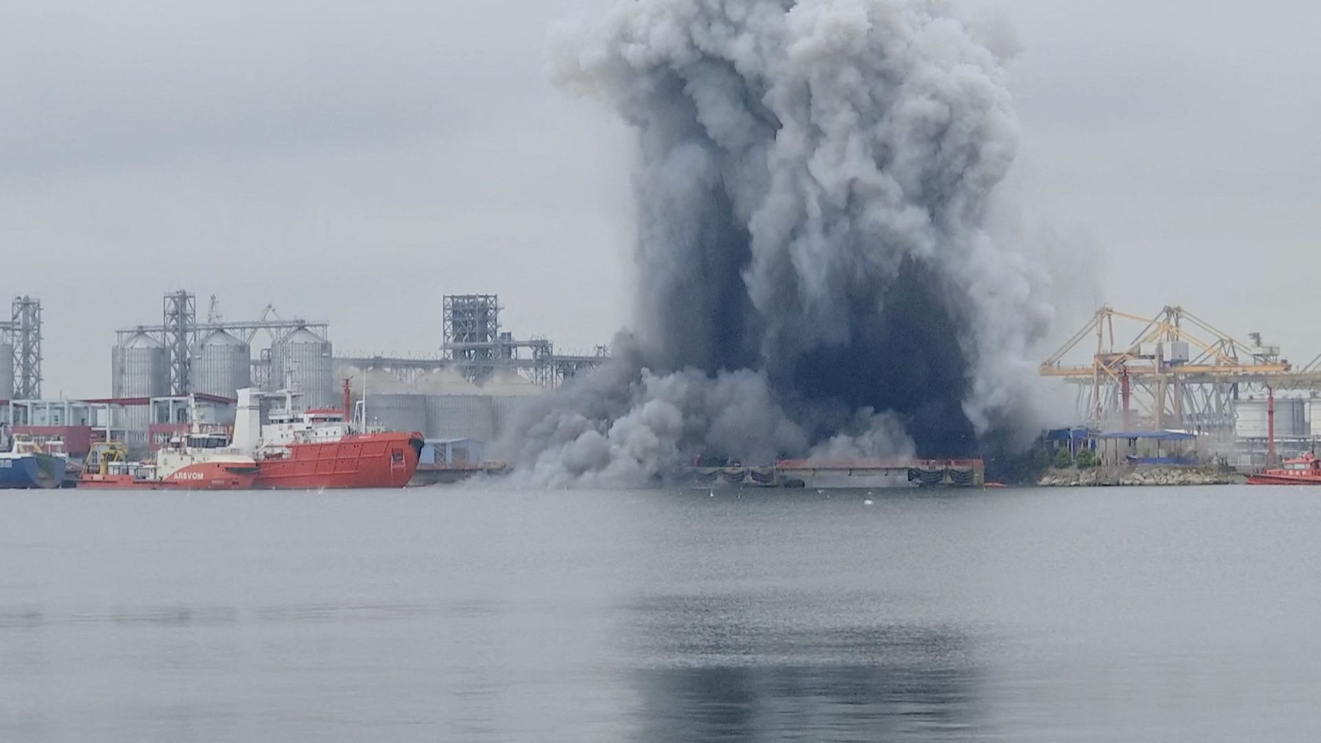 Explosión de un dron marino.