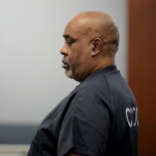 Duane Davis permanece de pie durante audiencia de sentencia tras su condena por el asesinato del rapero Tupac Shakur. Foto: Pool vía Reuters