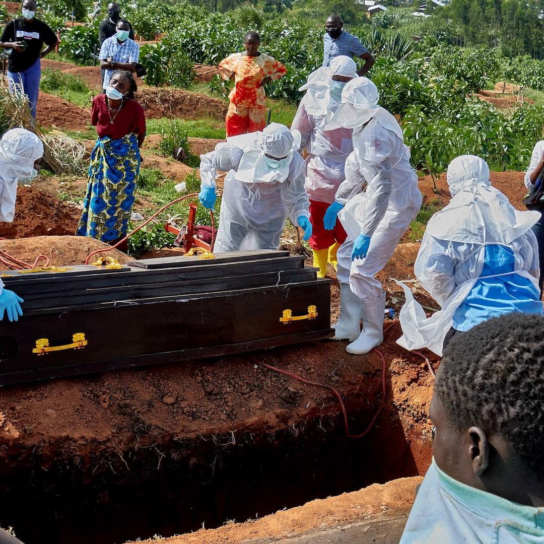 Entierran a persona muerta por ébola