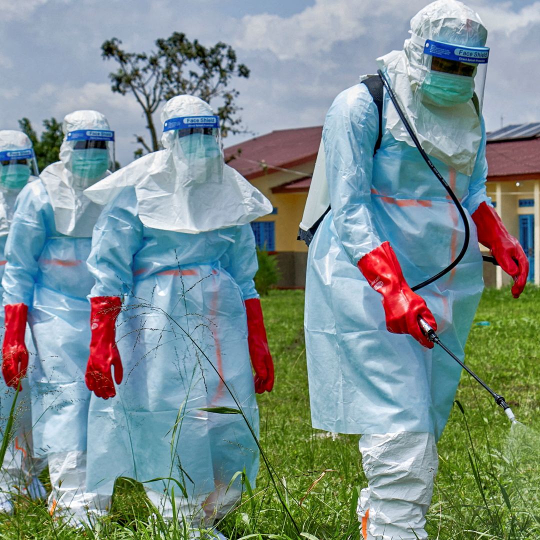 Un grupo de trabajadores de la Cruz Roja desinfectan un espacio durante la lucha contra el ébola