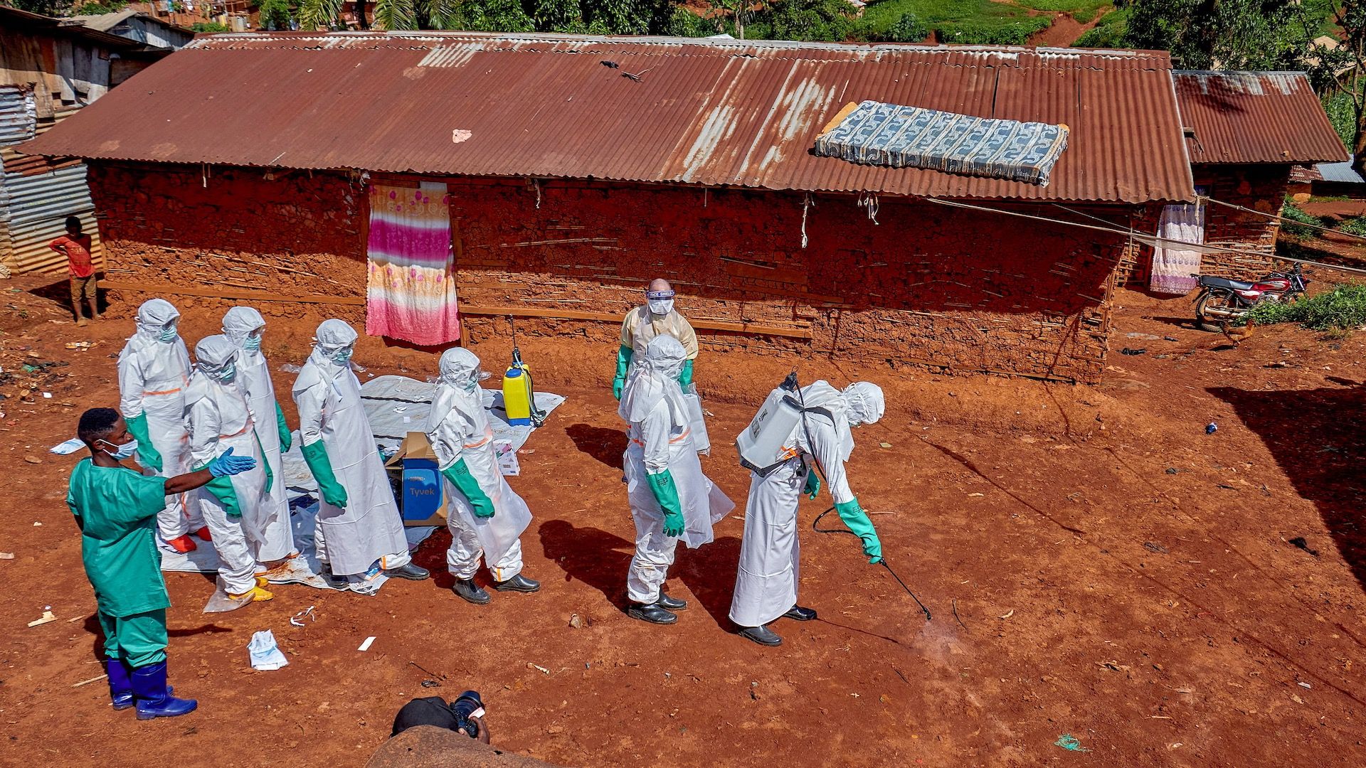 Trabajadores sanitarios atienden epidemia de ébola