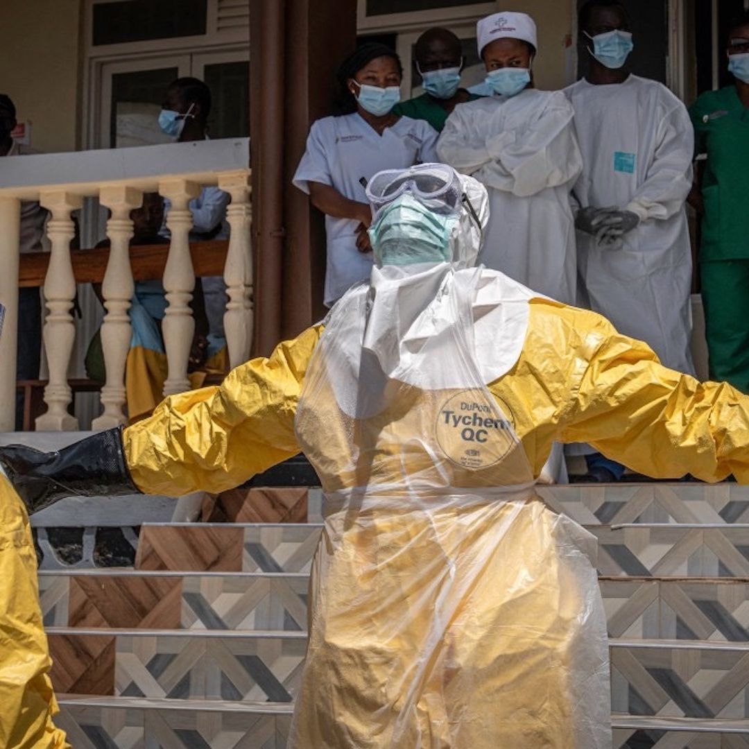 Trabajador sanitario en epidemia de ébola en RDC