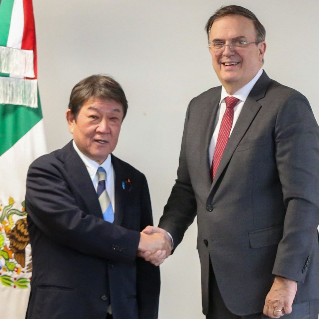 El ministro de Asuntos Exteriores de Japón, Toshimitsu Motegi y Marcelo Ebrard, secretario de Economía.