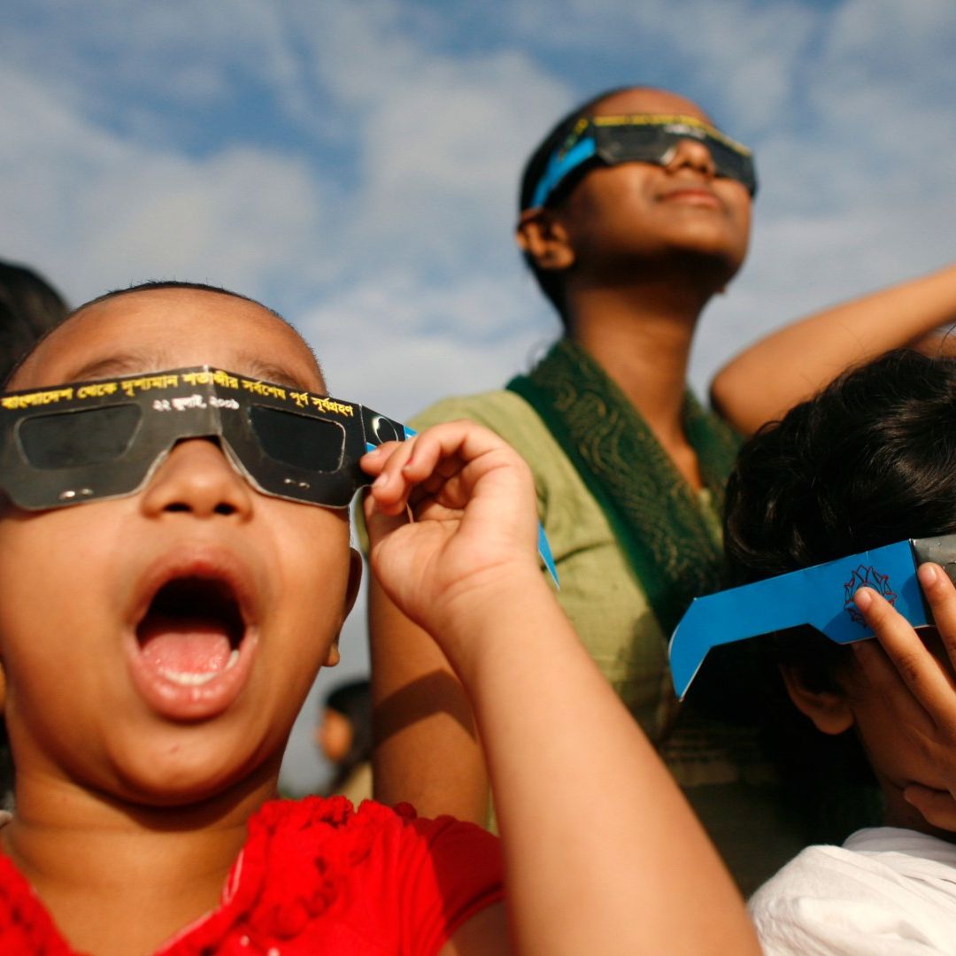 Niños con lentes especiales para ver el eclipse.