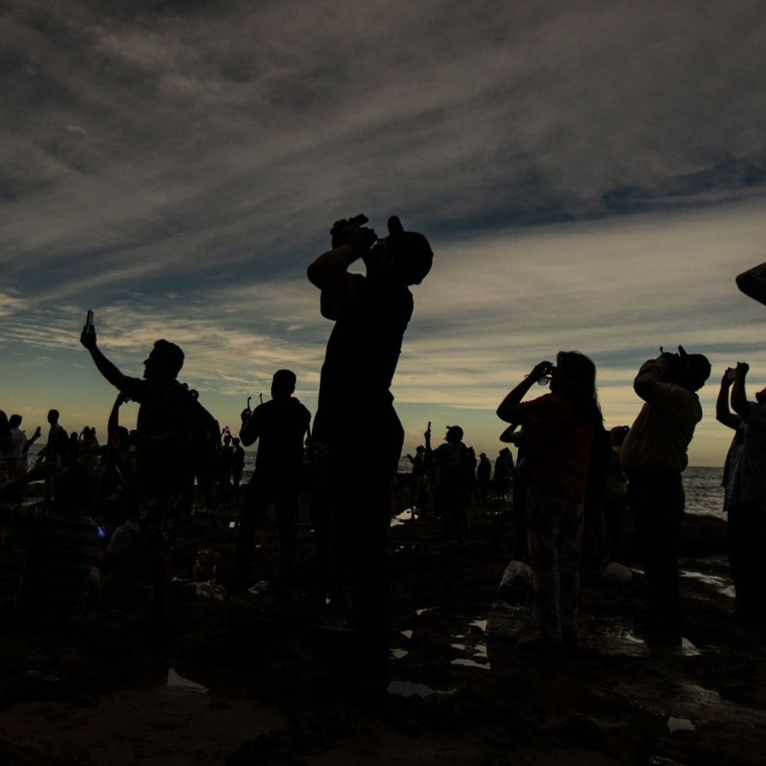Personas disfrutaron del eclipse total de sol en México.