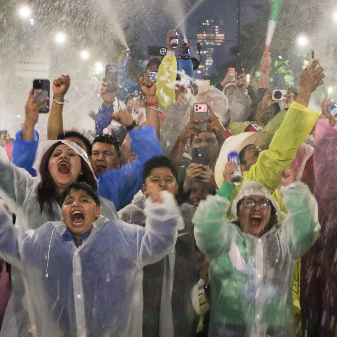 Aficionados celebran gol de México durante el partido ante Inglaterra, el 5 de julio en Paseo de la Reforma. Foto: Cuartoscuro