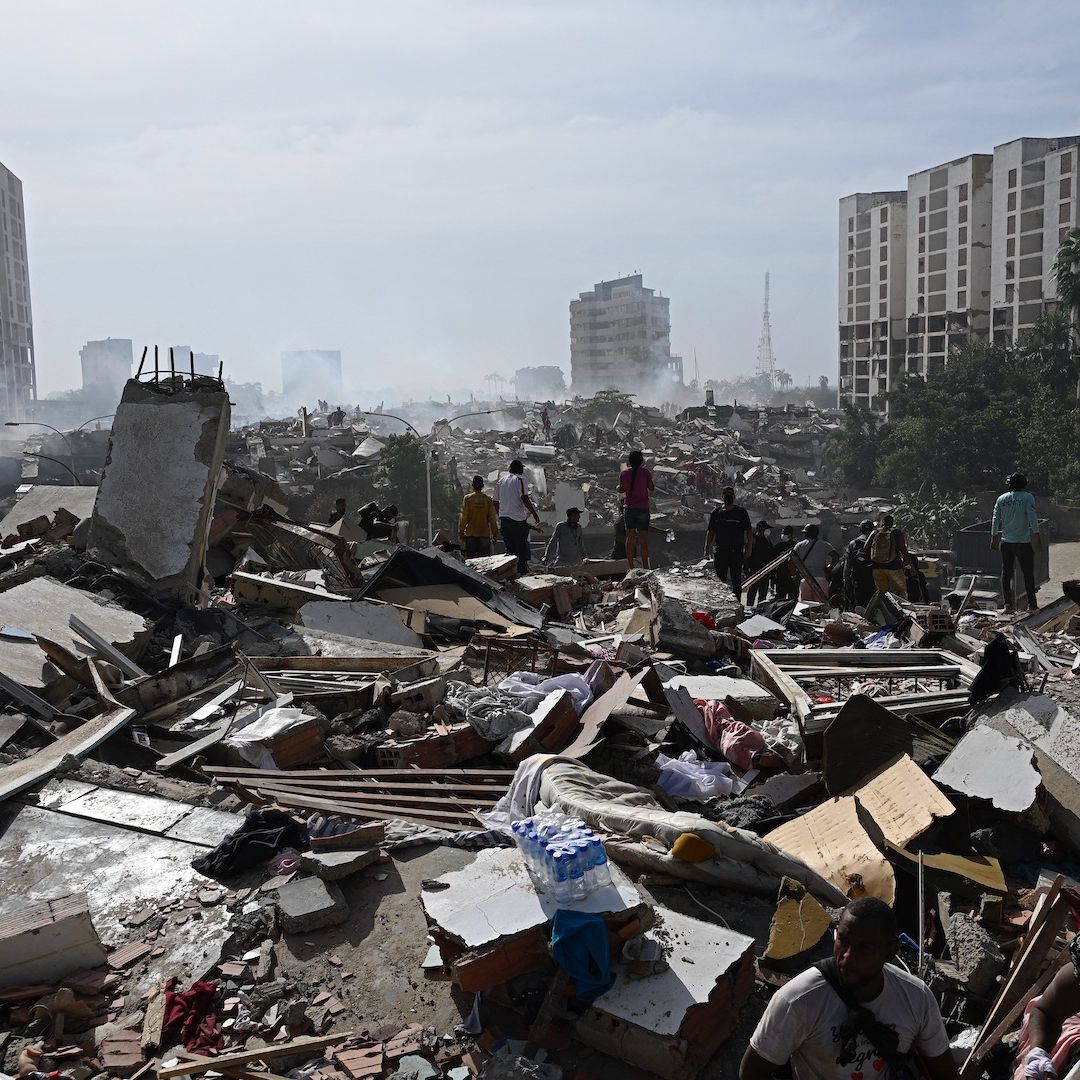 Edificios colapsados en La Guaira, Venezuela, tras sismo doble