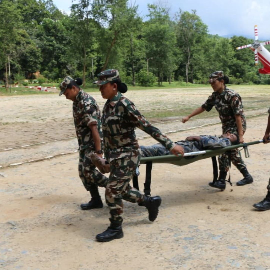 Soldados del ejército nepalí trasladan a un superviviente