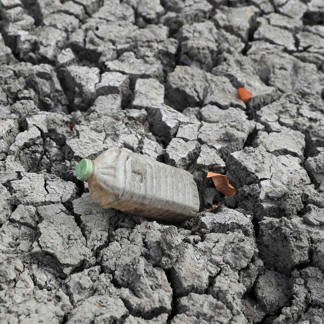 Suelo agrietado de una presa