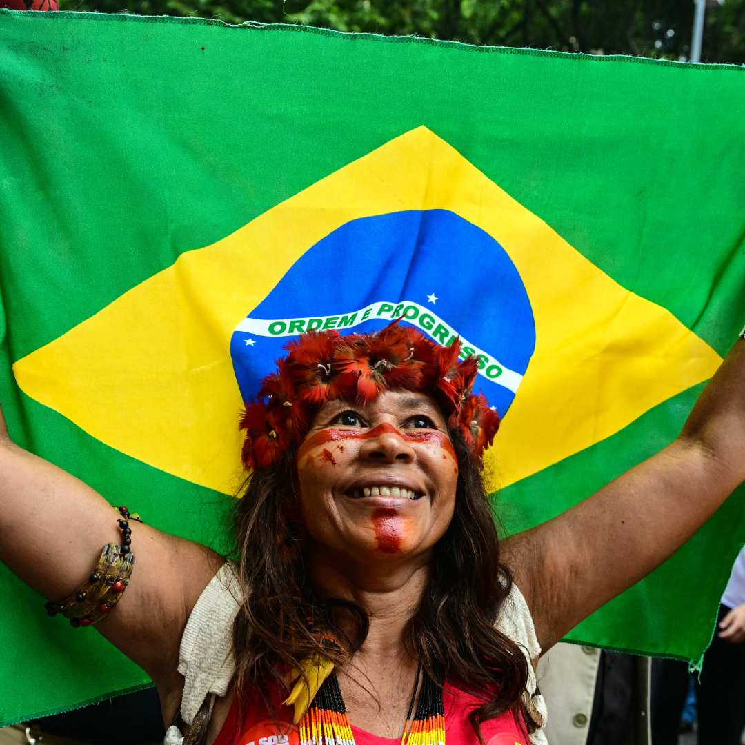 Persona indígena brasileña en una manifestación previa a las elecciones