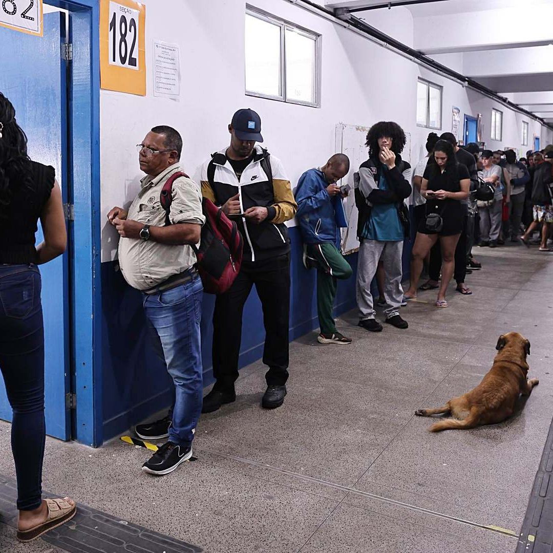 Votantes en el colegio Ayrton Senna da Silva, cerca de la favela de Rocinha, en Río de Janeiro, Brasil. Foto: EFE