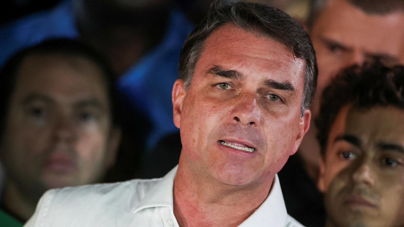 Cancelan Pasaporte de Flávio Bolsonaro y Juez Ordena Investigar Recursos de su Campaña en Brasil