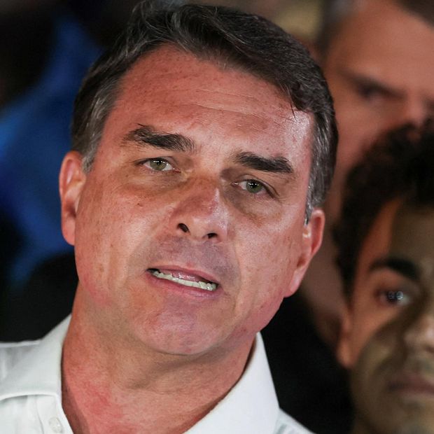 Flávio Bolsonaro, del Partido Liberal, habla tras perder la segunda vuelta de las elecciones en Brasil, el 25 de octubre de 2026. Foto: Reuters
