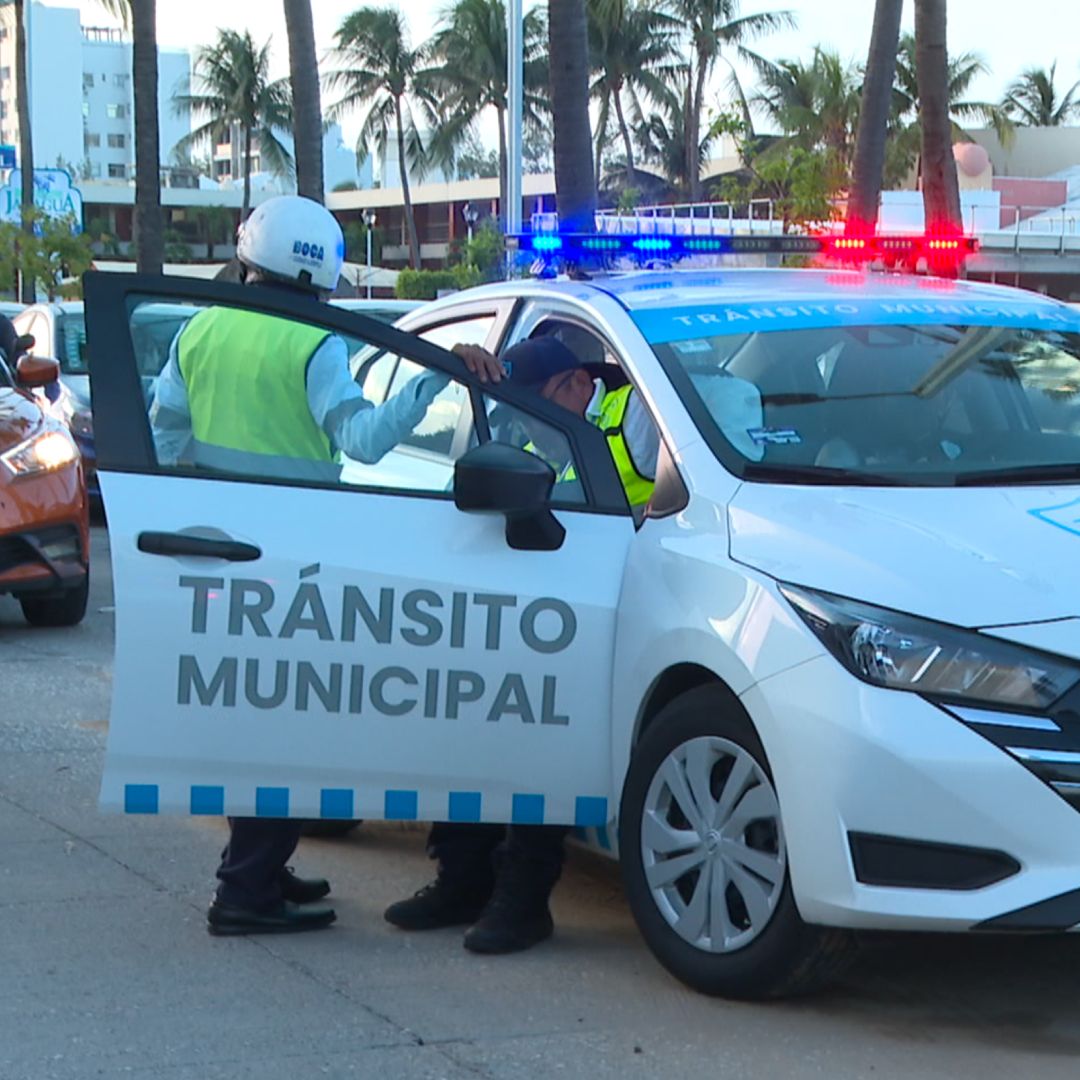Elemento de Tránsito es Golpeado por Auto Mientras Abanderaba Obra en Boca del Río, Veracruz