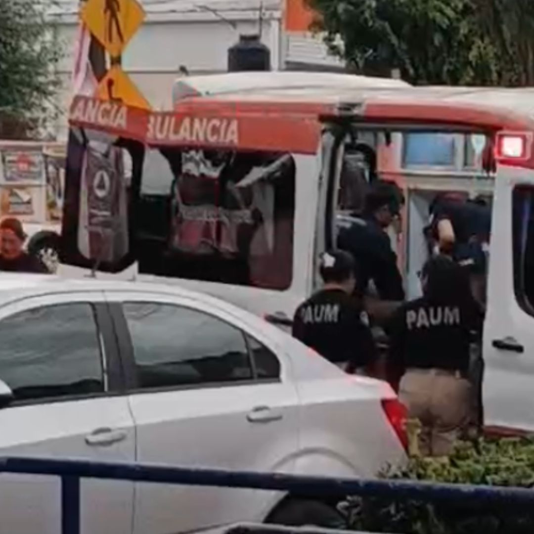 Cuerpo de emergencias atiende a lesionados en Los Héroes, Puebla.