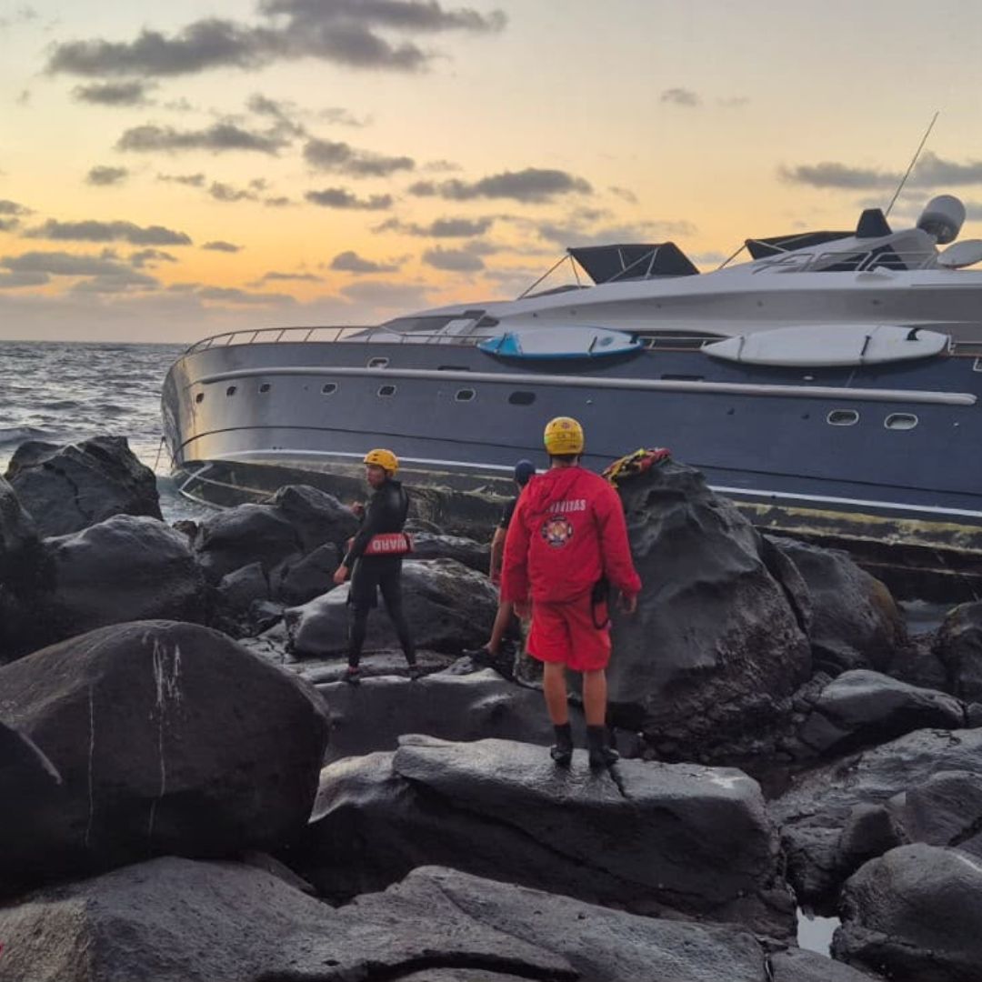 Rescatan a Personas Atrapadas Dentro de un Yate Encallado en Ensenada, BC