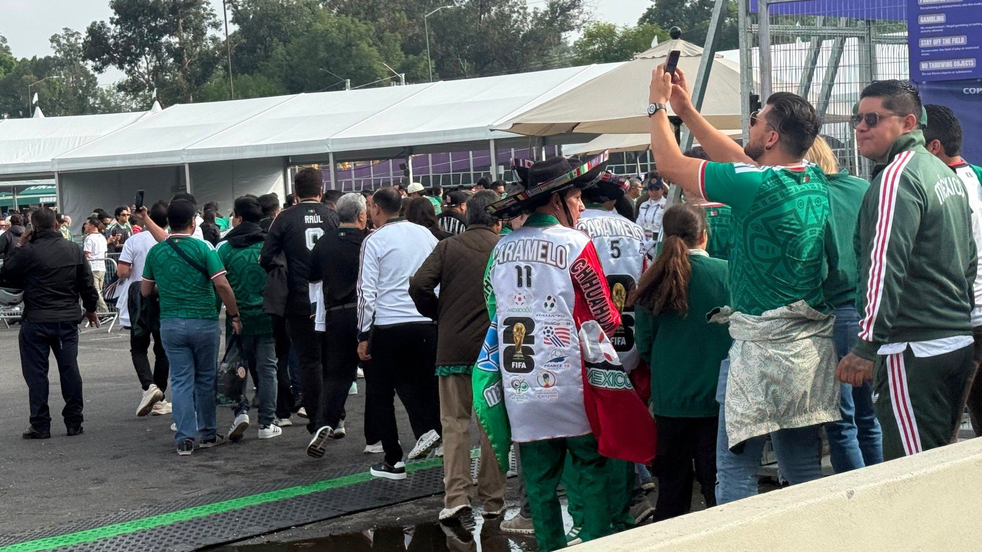 Entrada de aficionados al estadio Ciudad de México