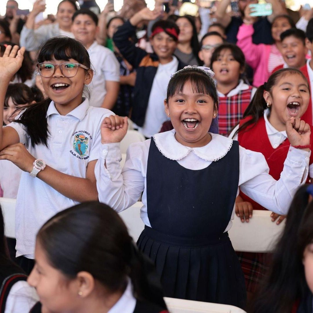 Niños en entrega de Tarjetas Beca Rita Cetina Primaria 2026