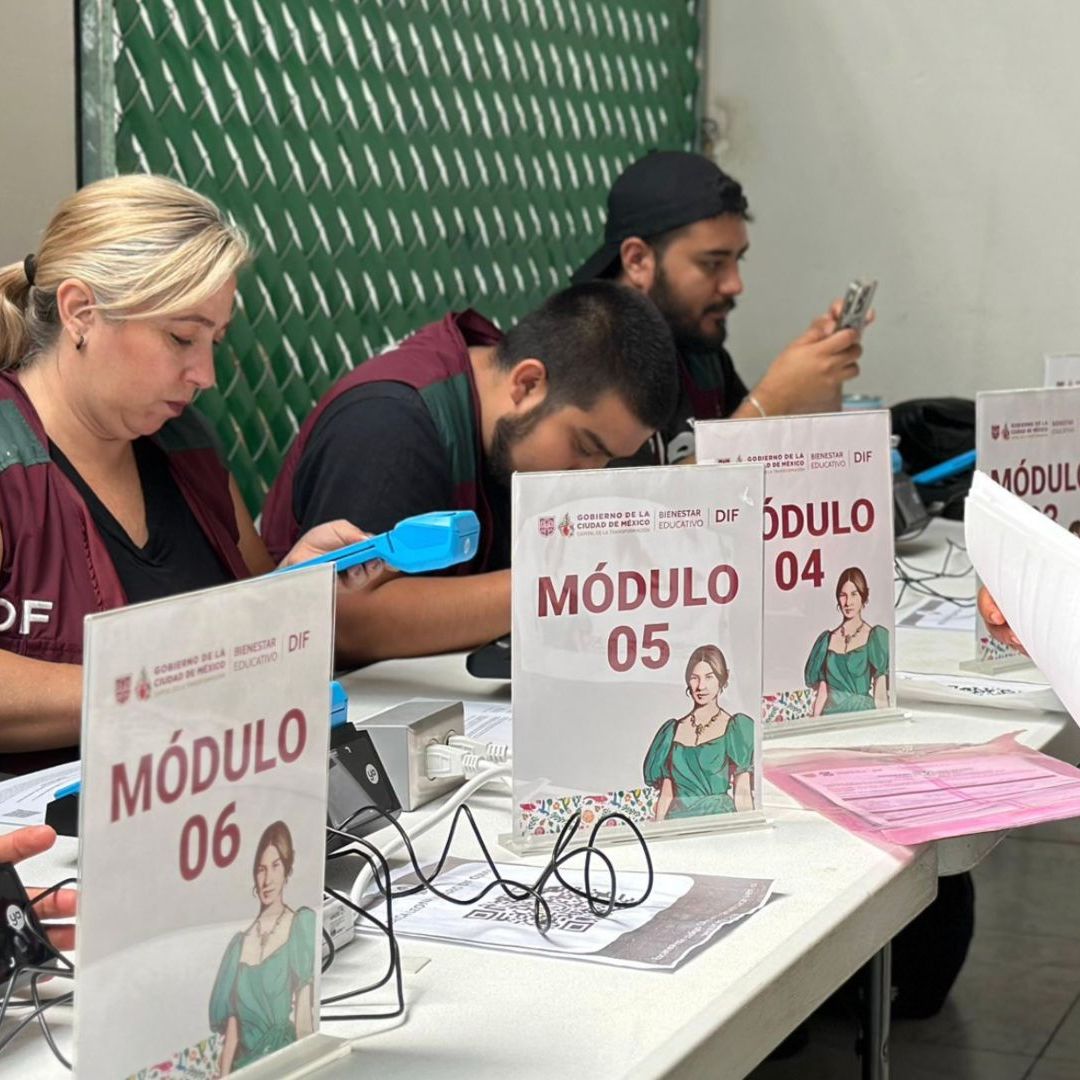 Entrega de Tarjetas para Apoyo de Uniformes y Utiles Escolares 2026.