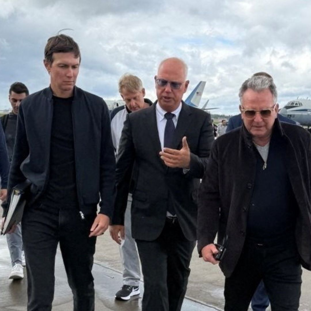 Kirill Dmitriev camina junto a Jared Kushner y Steve Witkoff a su llegada al Aeropuerto Internacional de Vnúkovo en Moscú.