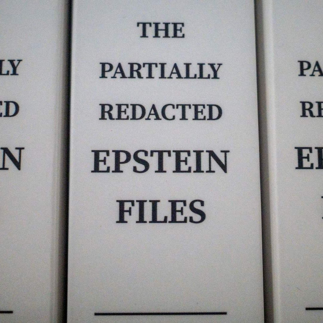 Archivos de Epstein expuestos al público en Nueva York, EUA, el 8 de mayo de 2026. Foto: Reuters