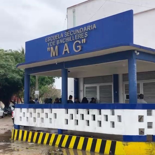 Se desprende pedazo de techo dentro de escuela de Coatzacoalcos