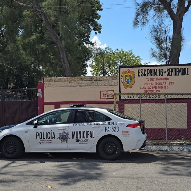 Movilización policial en escuela de Coatzacoalcos. Foto: N+