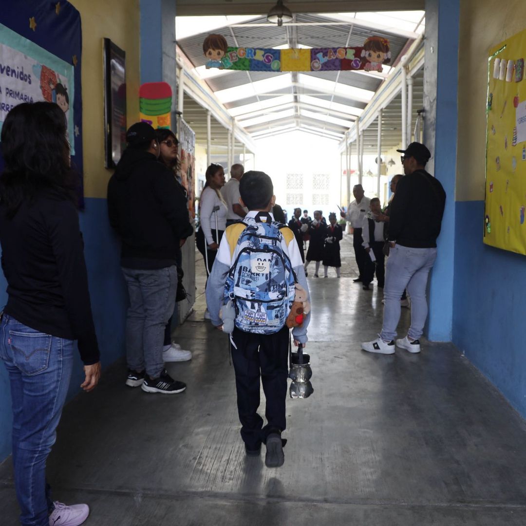 Estudiantes ingresan a una escuela primaria en Oaxaca
